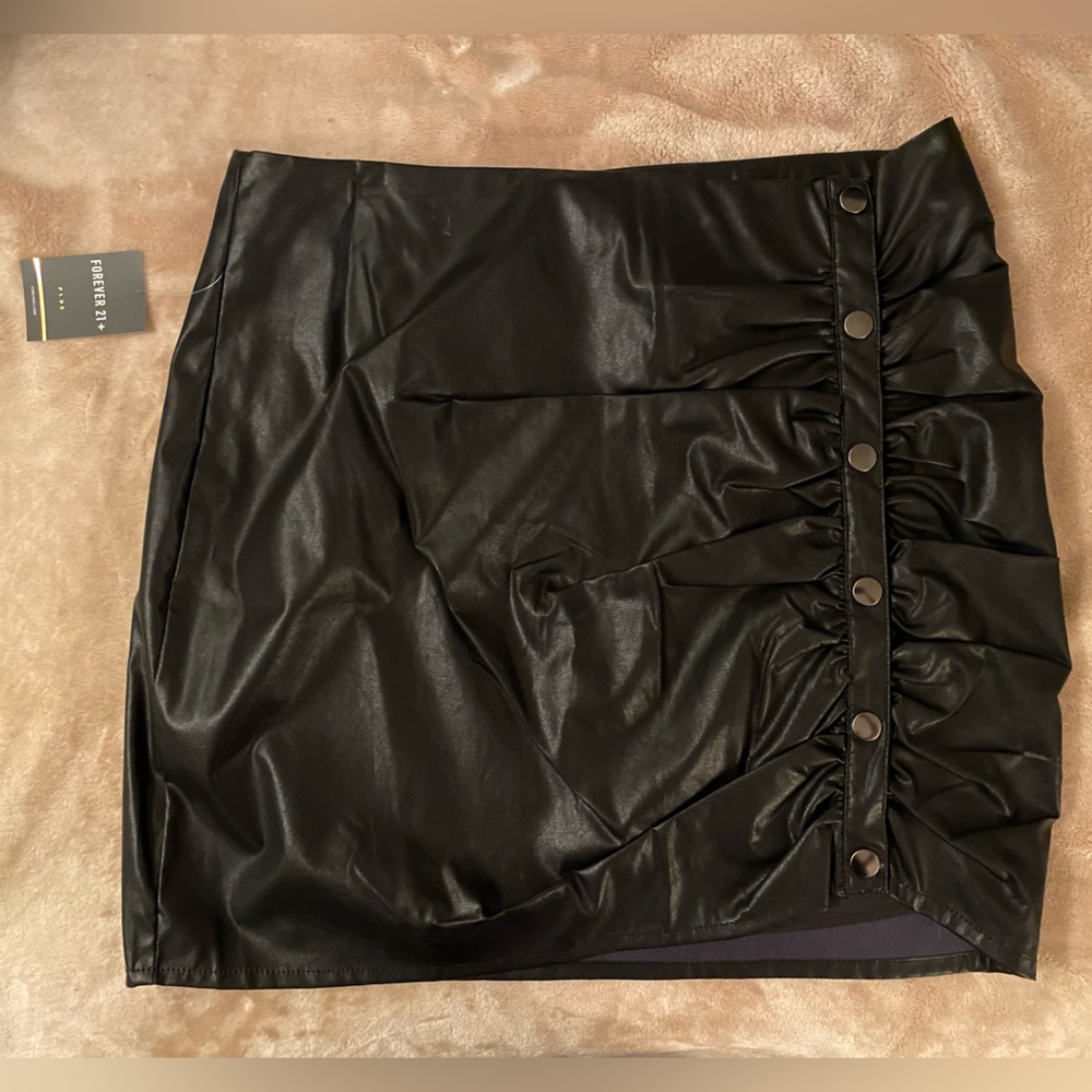 NWT - Forever 21 Faux Leather Skirt w/ Snaps & Ruching